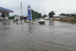 Sağanak, su baskınlarına yol açtı