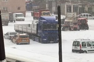 15 dakika yağan dolu ilçeyi beyaza büründürdü