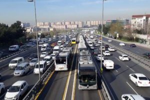 İstanbul'da vatandaşlar metrobüslere akın etti