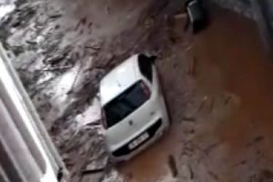 Bursa'da sel sularında sürüklenen araçlar kameraya yansıdı