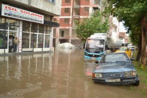 Manisa'da sağanak yolları göle çevirdi