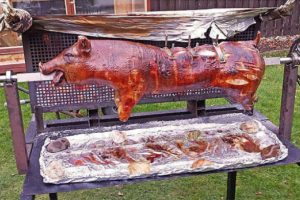 Ramazanda Türk camisi önünde domuz çevirmek istediler!