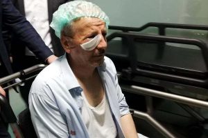 Partililerin bayrak asma kavgası: 3 yaralı
