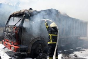 Yangın, 25 ton samanı ve 2 kamyonu küle çevirdi