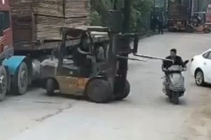 Forklift aniden dönünce neye uğradığını şaşırdı!
