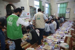 Afrin'de Türkiye'den hayırseverler iftar veriyor