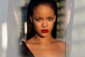 İç çamaşırlı fotoğraf paylaşan Rihanna'ya şaşırtan Türkçe yorum