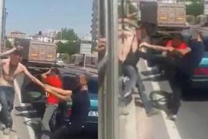 Sokak ortasında öldüresiye dövdüler!