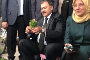 Bakan Eroğlu pazarda tezgah başına geçip biber fidesi sattı