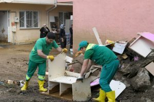 Bursa'da belediye ekipleri sel bölgesinde