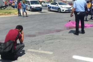 Yolun karşısına geçmek isterken canından oldu!