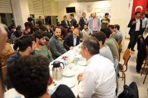 Başbakan Yardımcısı Çavuşoğlu Bursa'da öğrencilerle sahur yaptı