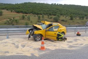 Otomobil TIR'a çarptı: 1 ölü