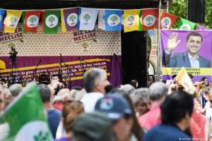 Alman polisi, HDP mitinginde sözcüleri konuşturmadı