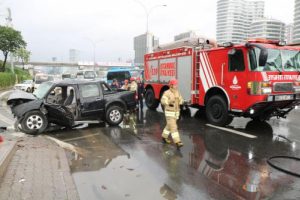 Önce kaldırıma sonra yaya merdivenlerine çarptı!