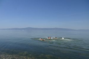 Bursa Mudanya'da gençler kendilerini denize bıraktılar