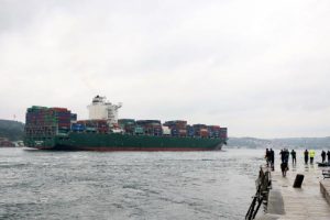 Dev kargo gemisi İstanbul Boğazı'ndan geçti