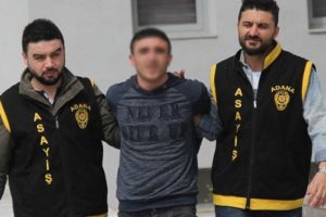 Hırsız açamadığı kapıyı ev sahibine açtırdı