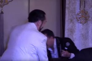 Adnan Oktar ünlü türkücüye elini öptürmedi