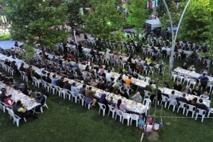 Her akşam 5 bin kişi bu sofrada buluşuyor