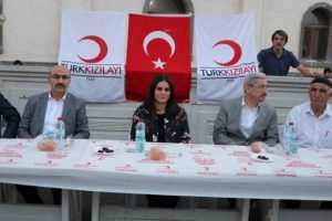 Bakan Sarıeroğlu Adana'da vatandaşlarla iftar yaptı