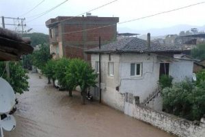 Sağanak yağış Ödemiş'in iki mahallesinde etkili oldu