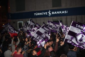1. lige yükseldiler, şehir sokaklara döküldü