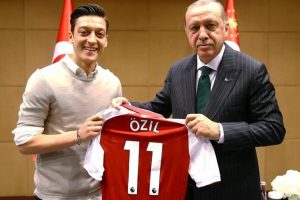 Mesut Özil'e tepki: Erdoğan ile fotoğraf çektiren...