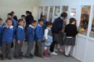 Toplu iğneli çikolatayı arkadaşlarına yedirmeye çalıştı!