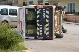 Öğrenci servisi ile otomobil çarpıştı: 7 yaralı