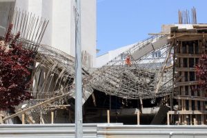İnşaatın beton kalıpları çöktü: 1 yaralı