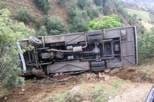 İşçi servisi şarampole yuvarlandı: 7 yaralı