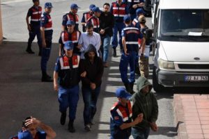Yanlarında çocuklarıyla yakalandılar! Adliyeye böyle getirildiler