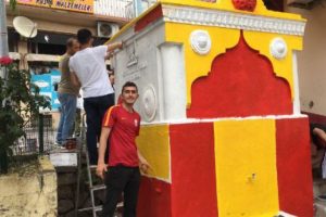Çeşme ve banklar sarı kırmızıya boyandı