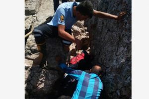 Kayaların arasında sıkışan kız için seferber oldular