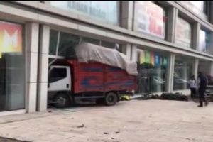 Freni boşalan kamyonet AVM'ye daldı