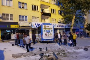Halk otobüsü seçim bürosuna daldı