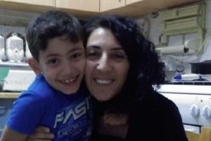 Cinnet getiren anne oğlunu bıçaklayarak öldürdü, dede de fenalaşarak hayatını kaybetti