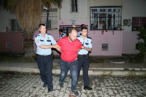 Kız arkadaşını evden atıp kapıyı üzerine kilitledi!