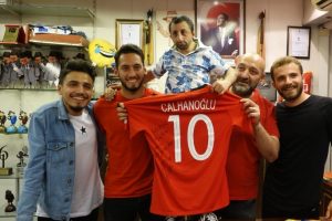 Hakan Çalhanoğlu iftarını 'Köksal Baba'yla yaptı