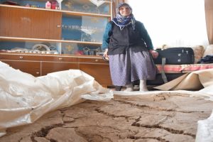 Heyelanlı sahadaki evlerinde yaşamaya devam ediyorlar