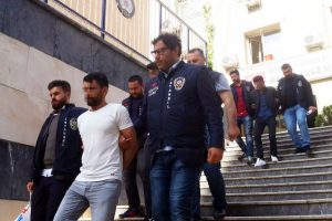 Dükkana giren hırsızlar kıskıvrak yakalandı