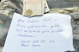 Bahçeden erik yiyen jandarma para ve not bıraktı