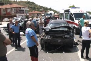 Zincirleme trafik kazası: 3'ü polis 4 yaralı