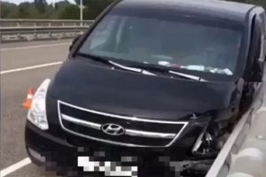 Bariyerlere çarpan sürücü kendisini köprüden attı