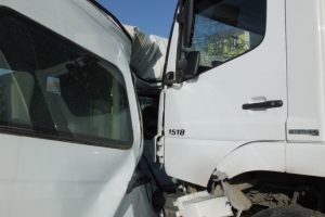 Kamyon kırmızı ışıkta duramadı: 4 yaralı