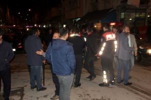 100 kişi bıçakla sopayla birbirine girdi! Yaralılar var