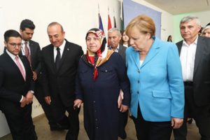 Merkel'den Mevlüde anneye: İnsanlık adına örnek oldunuz