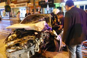 Ağaca çarpan otomobilin sürücüsü öldü