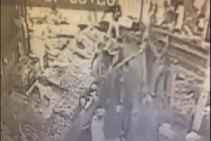 Pazarın savaş alanına döndüğü kavga kamerada